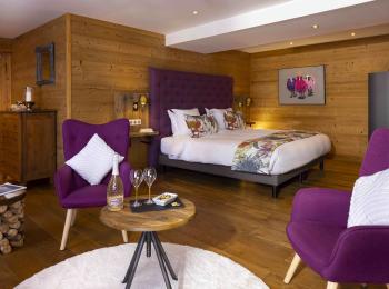 Suite deluxe à la décoration violette au Courcheneige, hôtel 4 étoiles à Courchevel