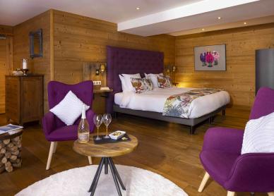 Suite deluxe à la décoration violette au Courcheneige, hôtel 4 étoiles à Courchevel