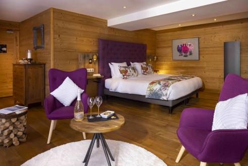 Suite deluxe à la décoration violette au Courcheneige, hôtel 4 étoiles à Courchevel