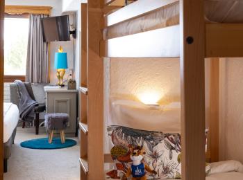 Lits superposés dans la chambre familiale de l'hôtel Courcheneige à Courchevel