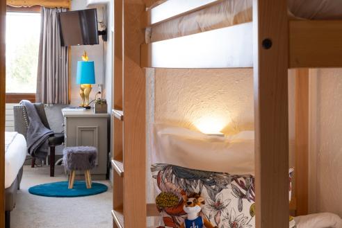 Lits superposés dans la chambre familiale de l'hôtel Courcheneige à Courchevel