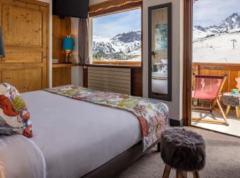 Chambre familiale sud avec balcon et vue sur les pistes