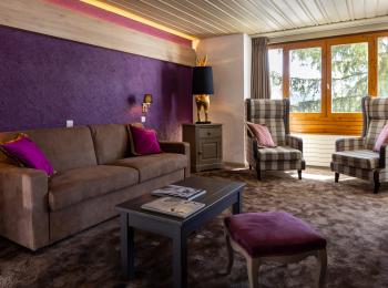 Salon d'une suite du Courcheneige à la décoration violette